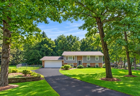 Photo of 5N597 Weber Drive, St. Charles, IL 60174 (MLS # 12751213)