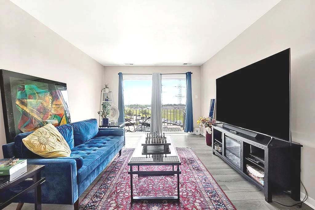 725 W Huntington Commons Road 416