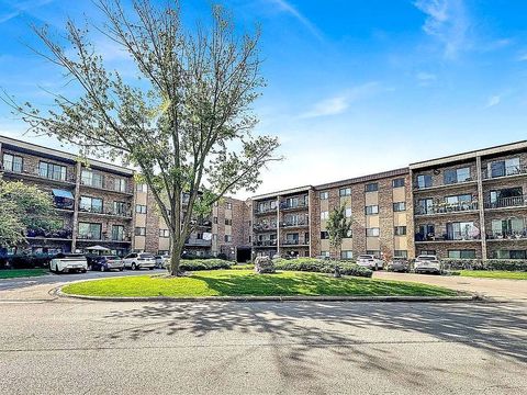 Tiny photo for 725 W Huntington Commons Road #416, Mount Prospect, IL 60056 (MLS # 12504963)