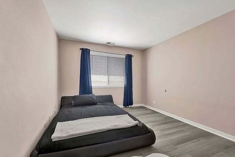 Tiny photo for 725 W Huntington Commons Road #416, Mount Prospect, IL 60056 (MLS # 12504963)