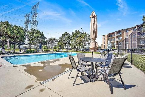 Tiny photo for 725 W Huntington Commons Road #416, Mount Prospect, IL 60056 (MLS # 12504963)