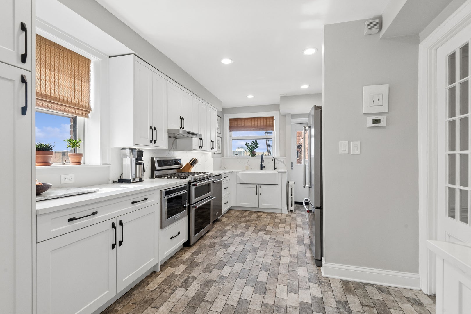 431 W Oakdale Avenue 14D
