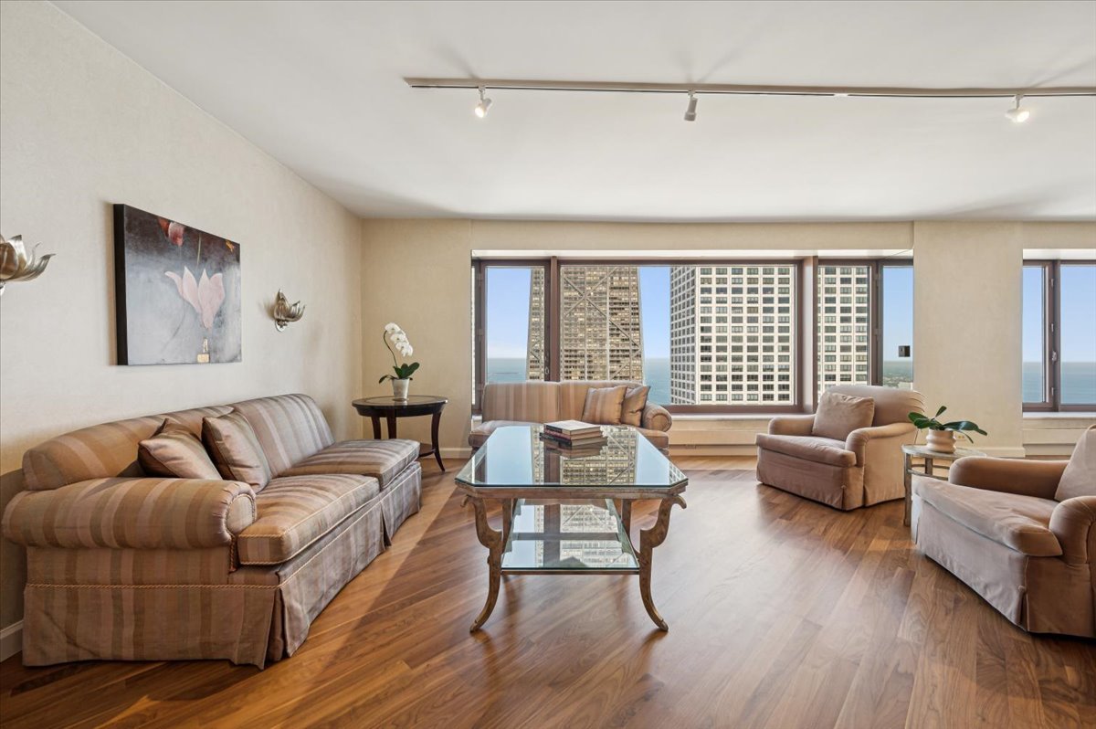 Chicago, Illinois 60611, United States, 1 Bedroom Bedrooms, ,2 BathroomsBathrooms,Residential,Active,213666