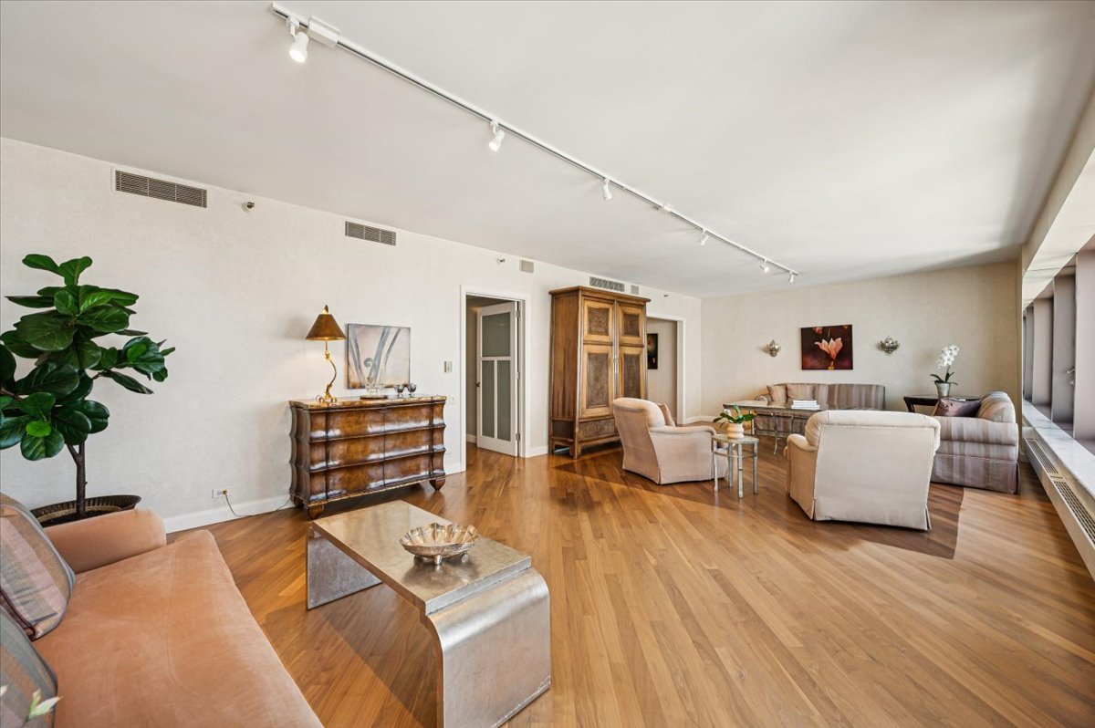 Chicago, Illinois 60611, United States, 1 Bedroom Bedrooms, ,2 BathroomsBathrooms,Residential,Active,213666