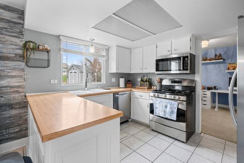 Tiny photo for 340 Stonehurst Lane, Roselle, IL 60172 (MLS # 12628719)