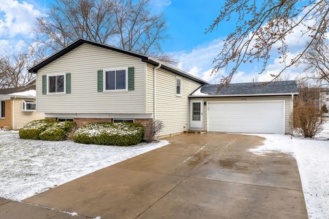 Photo of 1006 Foxworth Boulevard, Lombard, IL 60148 (MLS # 12596698)