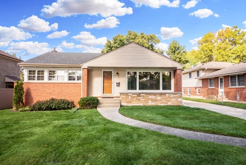 Tiny photo for 502 W Lonnquist Boulevard, Mount Prospect, IL 60056 (MLS # 12788388)