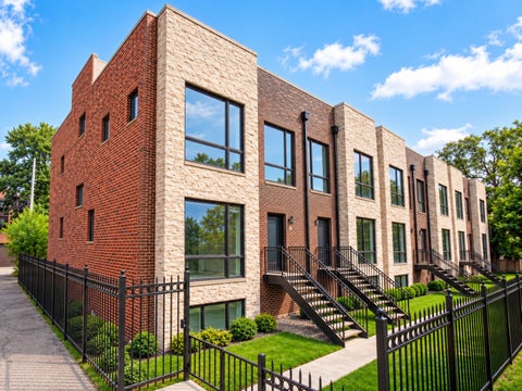 Photo of 1006 E 41st Street, Chicago, IL 60653 (MLS # 12774843)