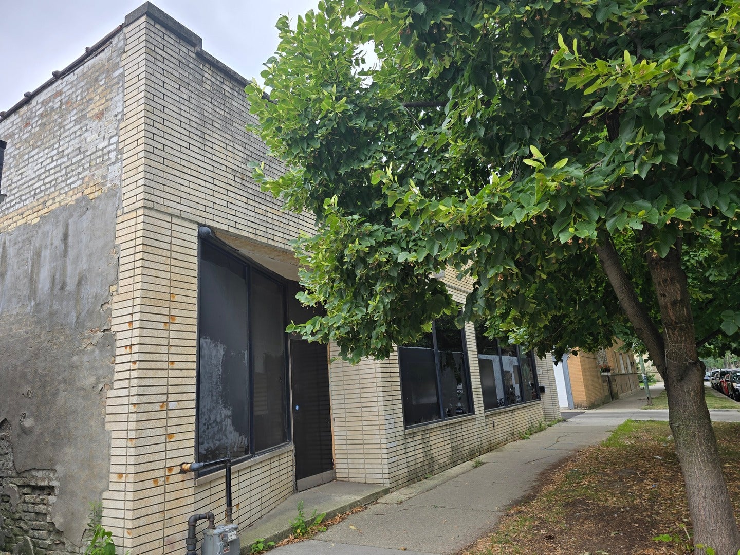 2405 W Ardmore Avenue