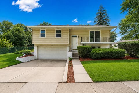 Photo of 669 White Pine Road, Buffalo Grove, IL 60089 (MLS # 12741165)