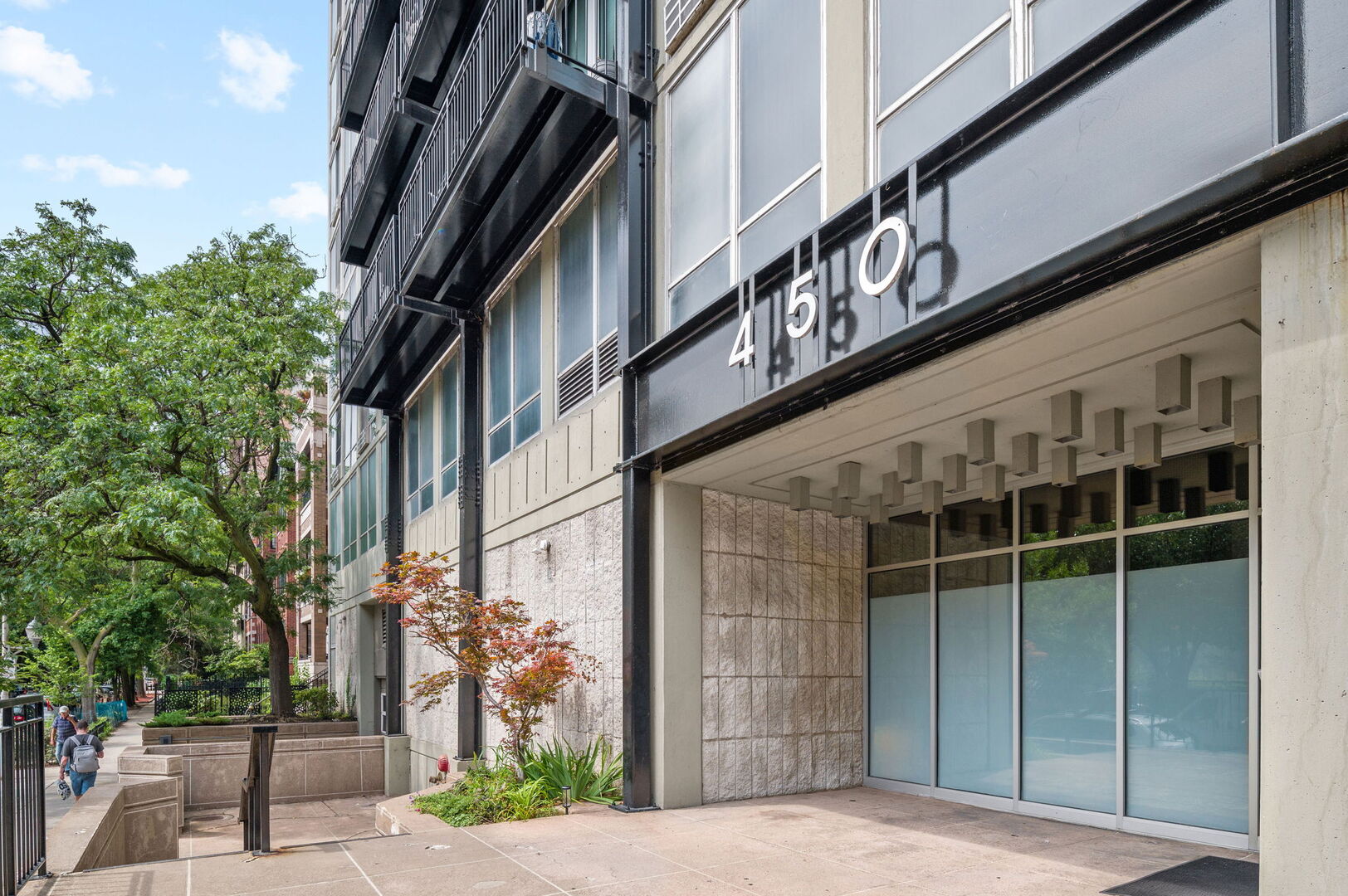 450 W Briar Place 3J