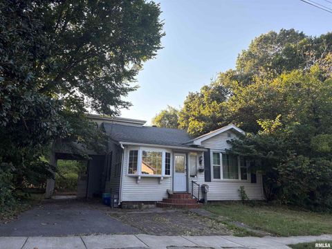 Photo of 400 S FOREST Street, Carbondale, IL 62901 (MLS # EB459800)