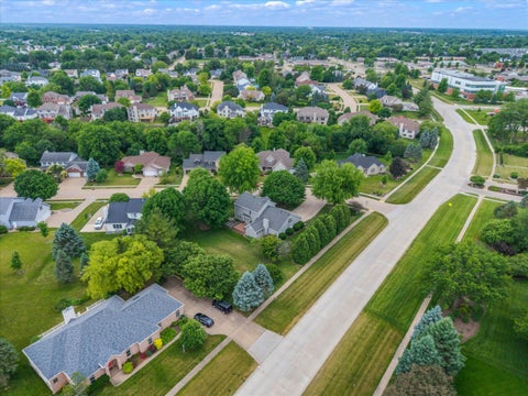 Tiny photo for 2520 Buckingham Avenue, Bettendorf, IA 52722 (MLS # 12759836)