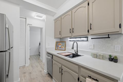 Tiny photo for 1500 Robin Circle #112, Hoffman Estates, IL 60169 (MLS # 12626027)
