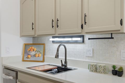 Tiny photo for 1500 Robin Circle #112, Hoffman Estates, IL 60169 (MLS # 12626027)
