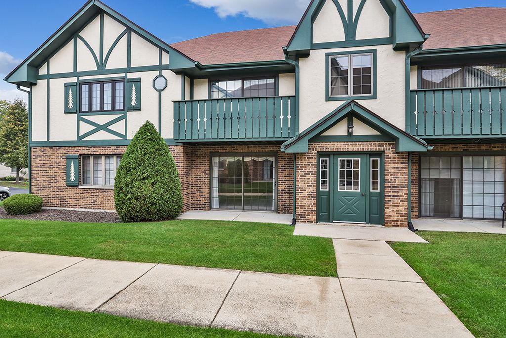 Photo for 11537 Autobahn Drive E #101, Palos Park, IL 60464 (MLS # 12484603)