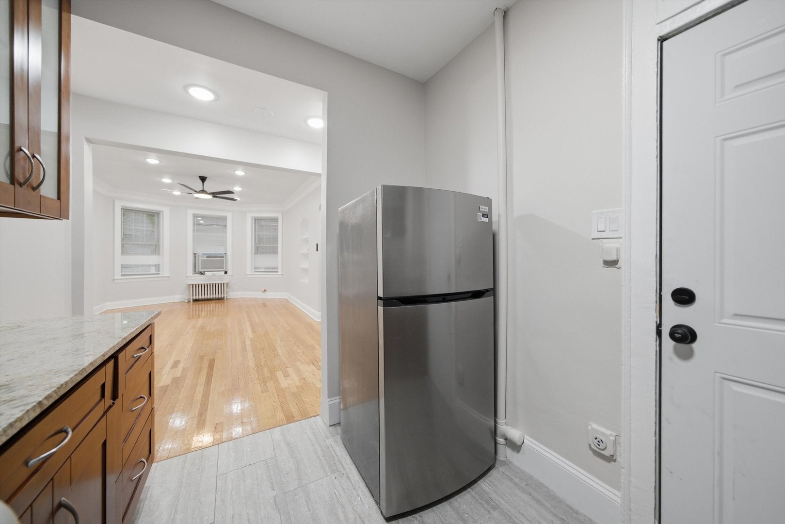 1354 W Greenleaf Avenue 1B