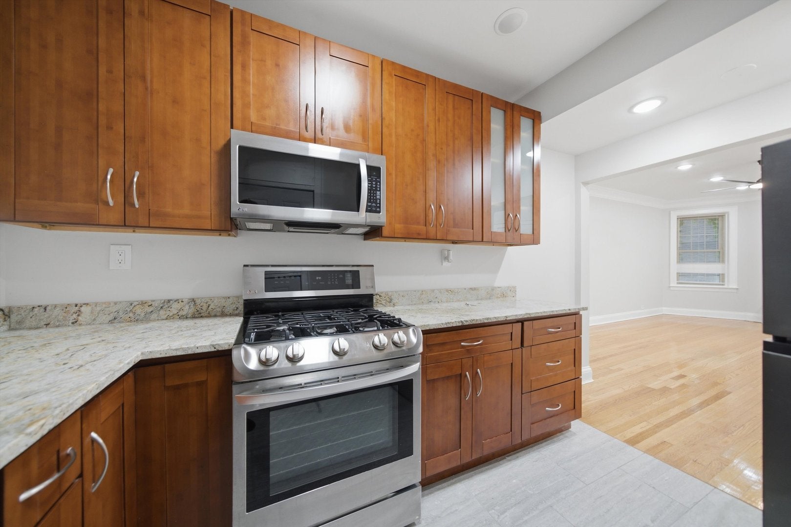 1354 W Greenleaf Avenue 1B
