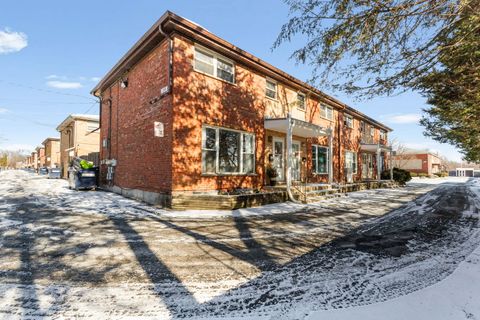 Tiny photo for 200 Linn Court #D, North Aurora, IL 60542 (MLS # 12557310)