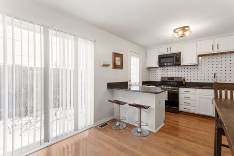 Tiny photo for 200 Linn Court #D, North Aurora, IL 60542 (MLS # 12557310)