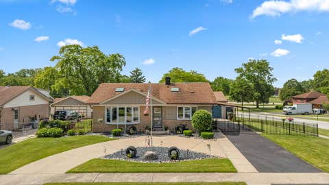 Photo of 7297 173rd Place, Tinley Park, IL 60477 (MLS # 12673423)