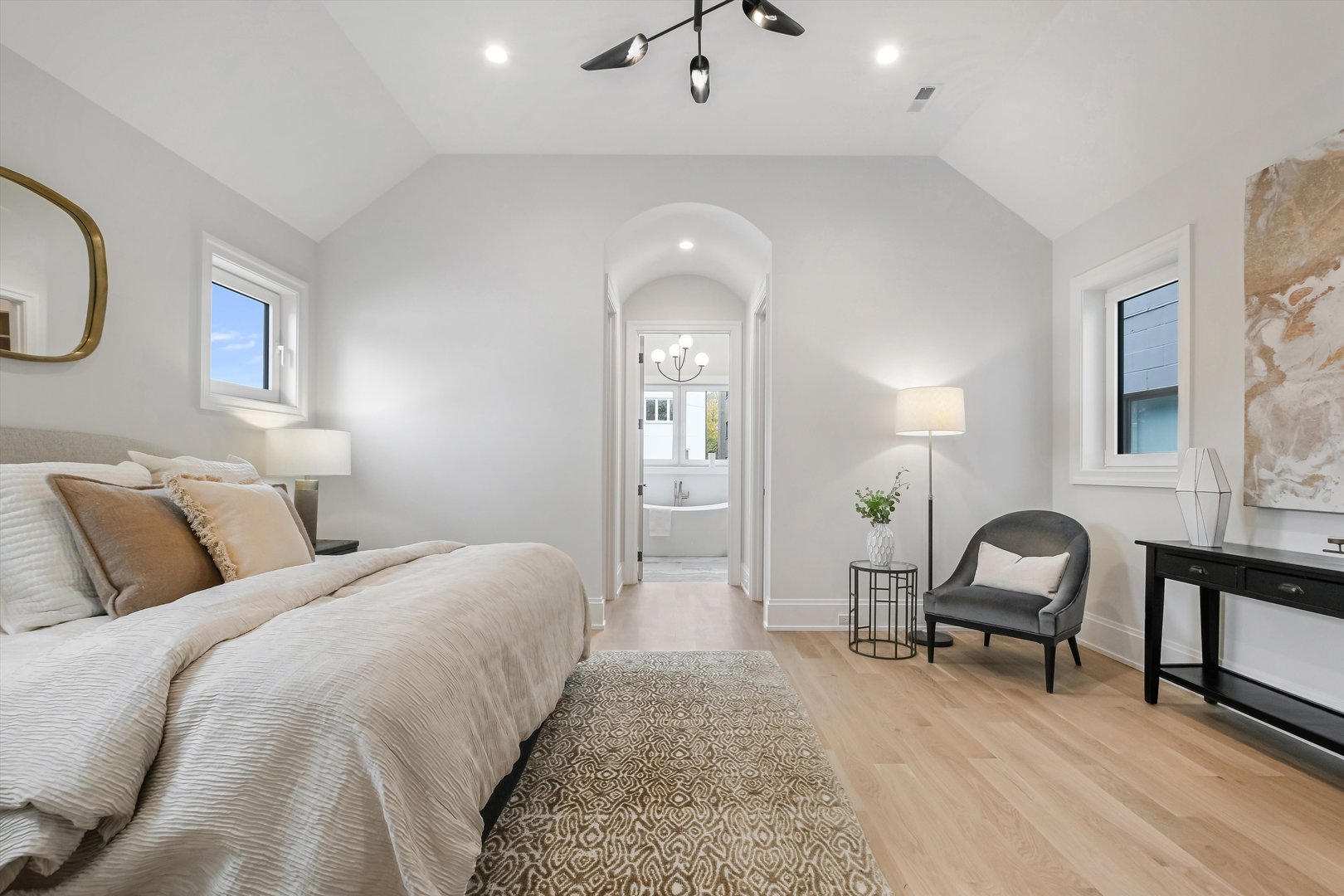 Chicago, Illinois 60612, United States, 6 Bedrooms Bedrooms, ,4 BathroomsBathrooms,Residential,Active,232449