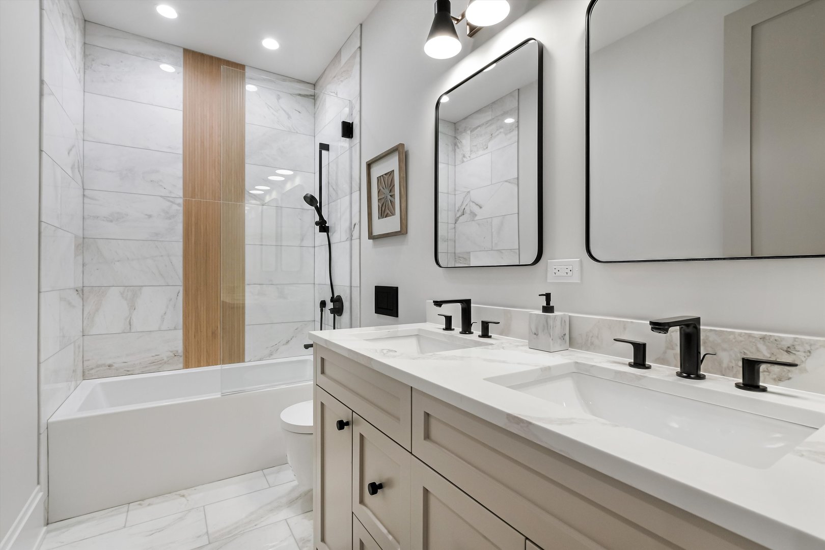 Chicago, Illinois 60612, United States, 6 Bedrooms Bedrooms, ,4 BathroomsBathrooms,Residential,Active,232449