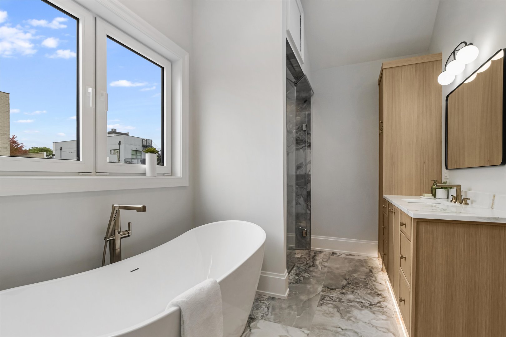 Chicago, Illinois 60612, United States, 6 Bedrooms Bedrooms, ,4 BathroomsBathrooms,Residential,Active,232449