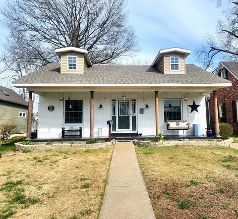 Photo of 908 N 13th Street, Herrin, IL 62948 (MLS # 12599392)