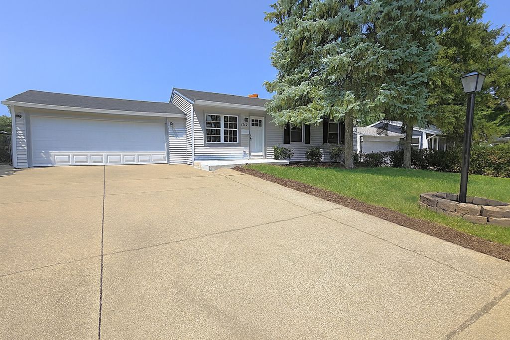 Photo for 1712 Poplar Avenue, Hanover Park, IL 60133 (MLS # 12498497)