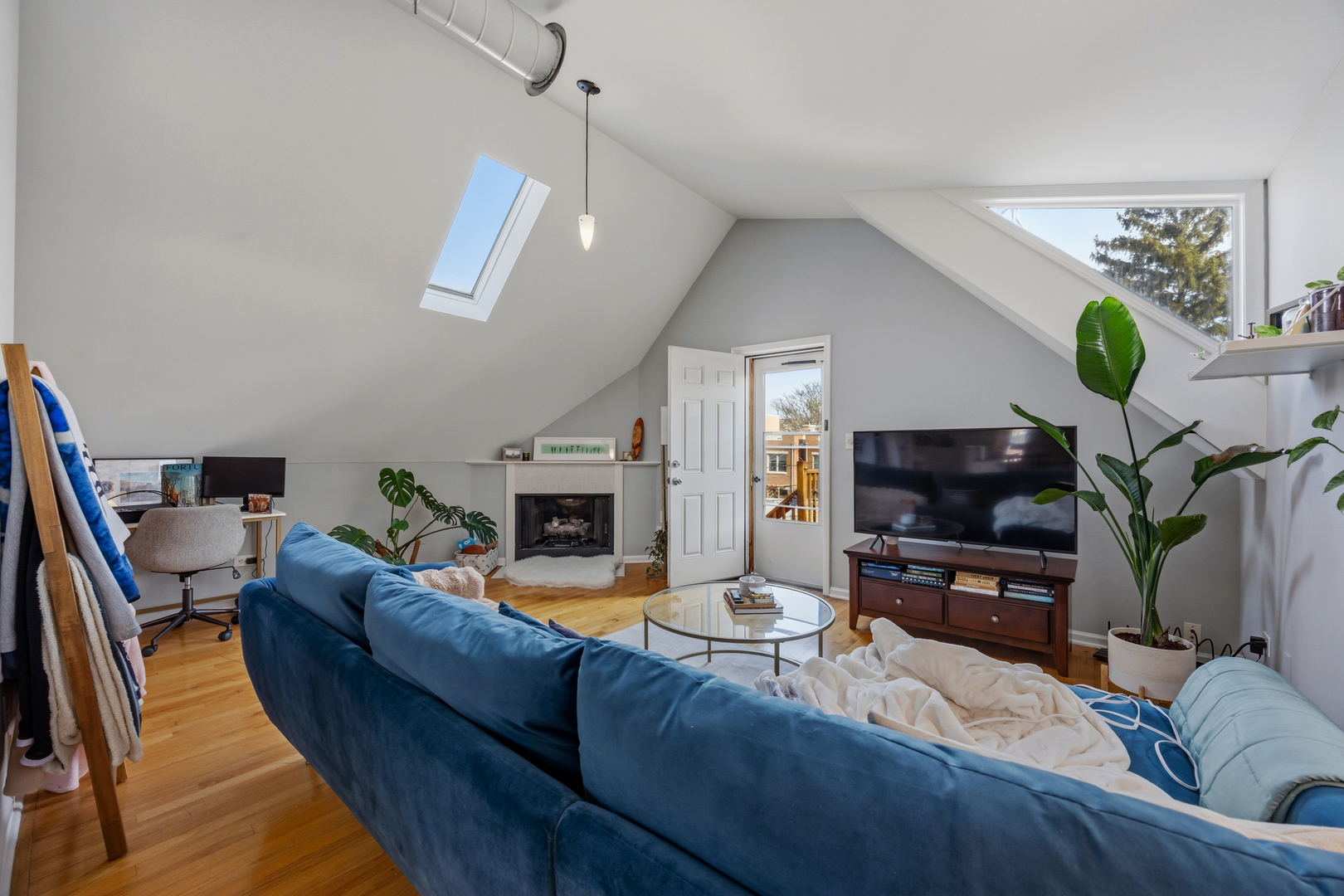 1933 N WINCHESTER Street