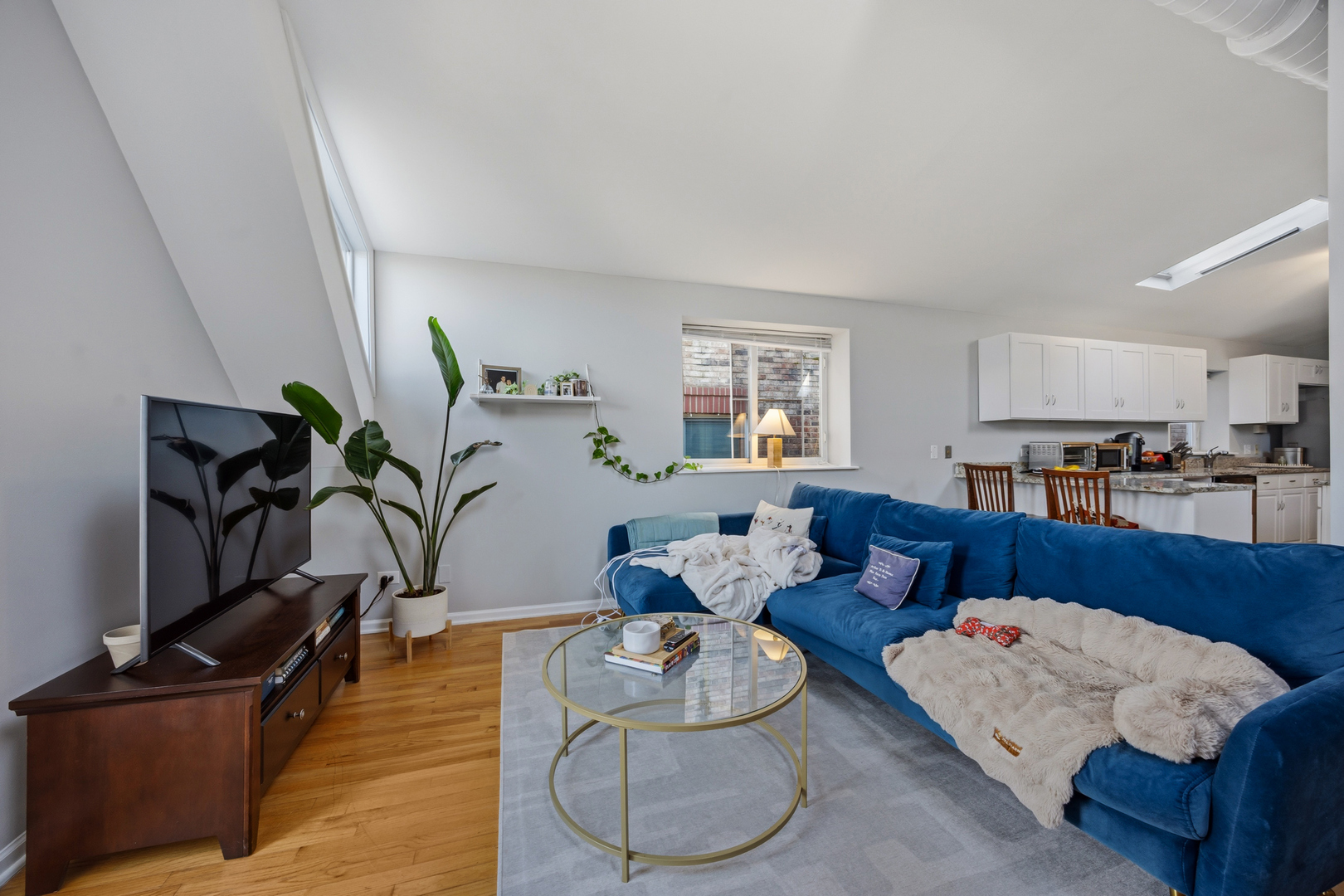 1933 N WINCHESTER Street