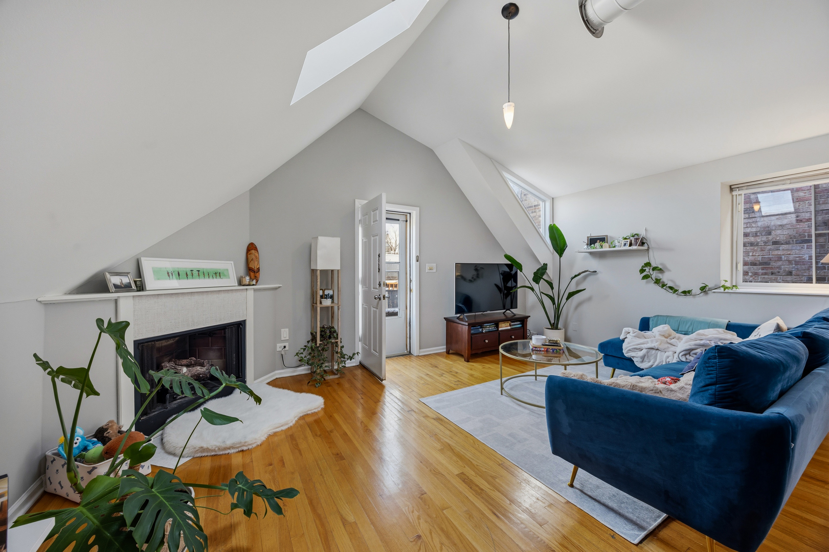 1933 N WINCHESTER Street