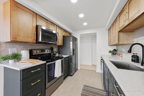 Tiny photo for 1400 N Yarmouth Place #416, Mount Prospect, IL 60056 (MLS # 12610945)