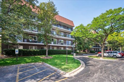 Tiny photo for 9530 N Lamon Avenue #403, Skokie, IL 60077 (MLS # 12502679)