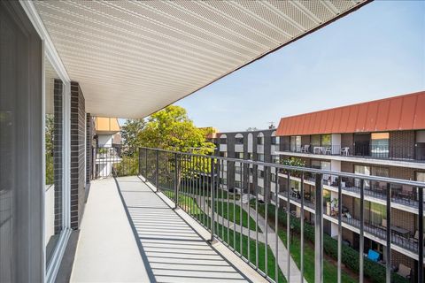 Tiny photo for 9530 N Lamon Avenue #403, Skokie, IL 60077 (MLS # 12502679)