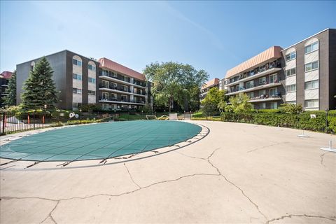 Tiny photo for 9530 N Lamon Avenue #403, Skokie, IL 60077 (MLS # 12502679)