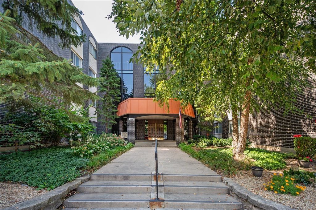 Photo for 9530 N Lamon Avenue #403, Skokie, IL 60077 (MLS # 12502679)