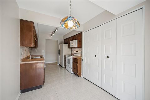 Tiny photo for 9530 N Lamon Avenue #403, Skokie, IL 60077 (MLS # 12502679)