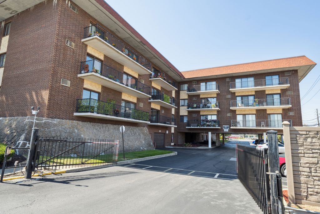 Photo for 9520 S MAYFIELD Avenue #N105, Oak Lawn, IL 60453 (MLS # 12472772)