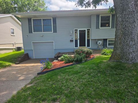 Photo of 2613 N Zenith Avenue, Davenport, IA 52804 (MLS # 12687558)