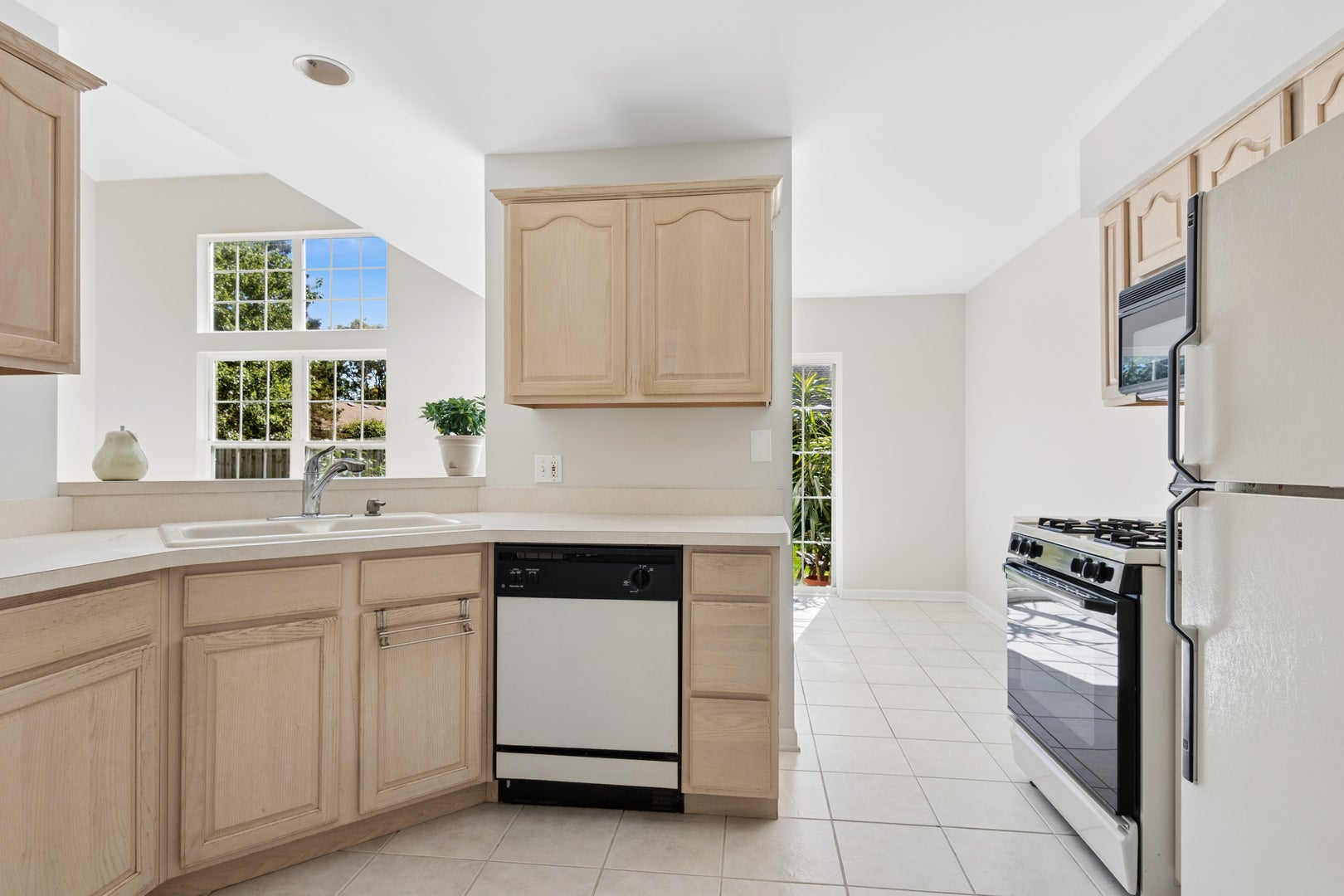 1121 E Danbury Drive