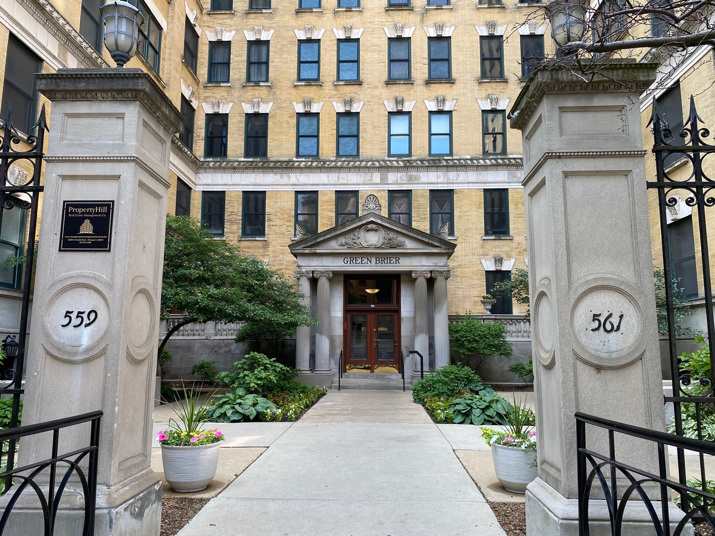 559 W Surf Street 101