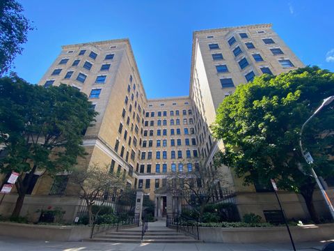 559 W Surf Street 101 Chicago IL 60657