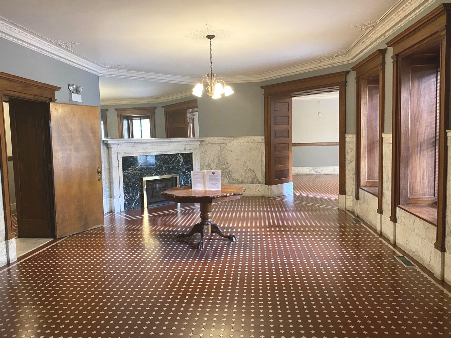 559 W Surf Street 101