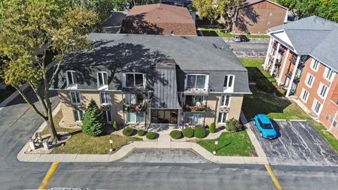 Tiny photo for 10308 Circle Drive #301, Oak Lawn, IL 60453 (MLS # 12491045)