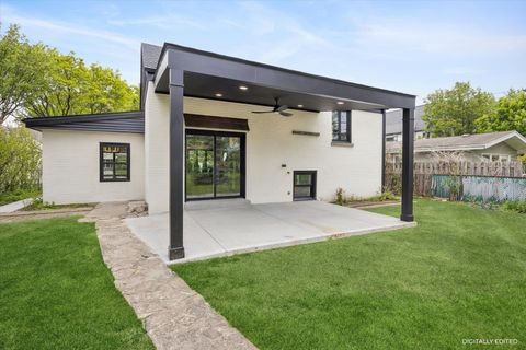 Tiny photo for 33 Chestnut Avenue, Clarendon Hills, IL 60514 (MLS # 12653991)