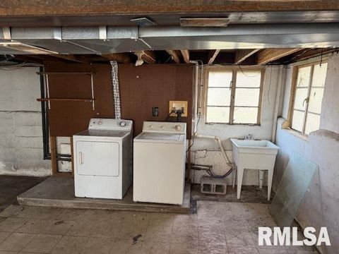 Tiny photo for 601 W WILLOW Street, Carbondale, IL 62901 (MLS # EB460501)