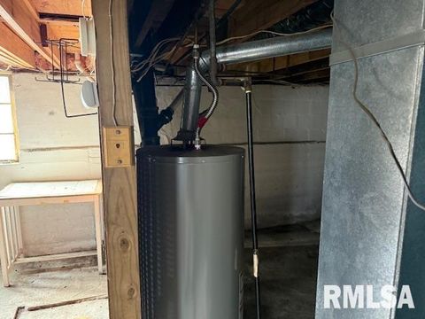 Tiny photo for 601 W WILLOW Street, Carbondale, IL 62901 (MLS # EB460501)