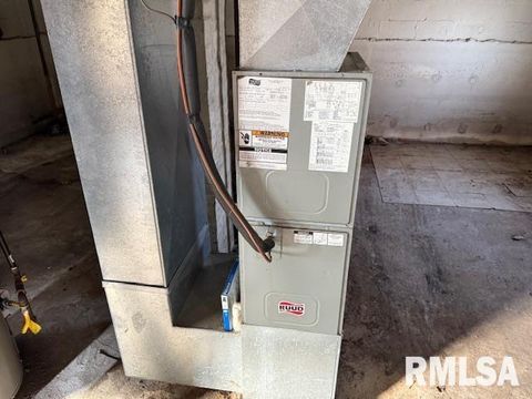 Tiny photo for 601 W WILLOW Street, Carbondale, IL 62901 (MLS # EB460501)